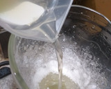 Foto del paso 2 de la receta: Pisco sour con azúcar flor 🍋