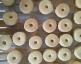 Foto langkah ke 5 dari resep Kukis donat mini.