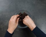 Une image de l'étape 1 de Saucisson au chocolat et chamallows.