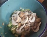 Foto del paso 1 de la receta: Omelette de champiñón y calabacitas