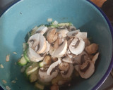 Foto del paso 1 de la receta: Omelette de champiñón y calabacitas