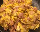 Hagymás rántotta sonkával recept fázis 3 fotója