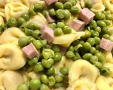 Foto del passaggio 3 della ricetta Tortellini pisellini prosciutto e panna