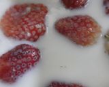A picture of step 1 of Strawberry shake.