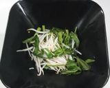 รูปขั้นตอนการทำที่ 1 ของ เส้นหมีหุ่นต้มยำไก่สับ