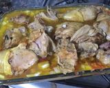 Foto del paso 5 de la receta: Pollo a la naranja con cama de cebolla y morrón, con puré de papa y batata