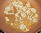 Foto del paso 2 de la receta: Filete de salmón con pimientos asados al pil pil