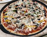 صورة لخطوة 6 من وصفة البيتزا الدجاج مع الفلفل البارد وزيتون وفطر 🍕🍕🍕😋
