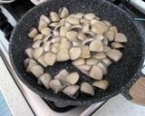 Foto del passaggio 1 della ricetta Riso Venere con Vongole e Gamberetti