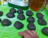 Foto langkah ke 7 dari resep 841. Black Bomboloni (isi vla kopi, diplomat cream dan vla susu) 1x profing.