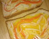 รูปขั้นตอนการทำที่ 2 ของ ขนมปังปิ้งหน้าไข่ปูอัด (Toast Topped with Egg and Crab Sticks)
