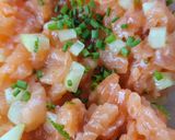 Foto del passaggio 3 della ricetta Tartare di Salmone con Olio di Spinaci e Fiori Eduli