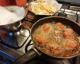 Foto del paso 4 de la receta: Pollo frito muy especiado con papas pay 
