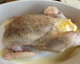 Foto del paso 1 de la receta: Pollito y patatas asados con mantequilla, al romero y ajos