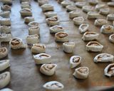 A picture of step 5 of Tiny Cinnamon Rolls شیرینی رول دارچینی.