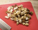 Foto del passaggio 1 della ricetta Spaghetti porcini e fiori di zucca