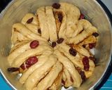 Foto langkah ke 3 dari resep Cranberry Crown Bread.