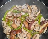 Foto del paso 3 de la receta: Contramuslos en salsa de setas y champiñón