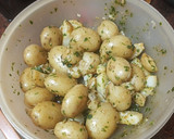 Foto del paso 5 de la receta: Contramuslo de pollo cocido y asado con papas y mojo