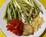 Foto langkah ke 1 dari resep Asparagus Tumis Ayam.