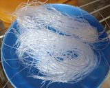 Foto del passaggio 3 della ricetta Vermicelli di soia con gamberi e verdure
