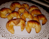 Foto del paso 4 de la receta: Medialunas económicas😍🥐 *Sin manteca*