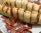 Foto del paso 1 de la receta: Brochetas de melón con jamón