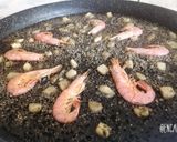 Foto del paso 11 de la receta: Arroz negro con potón y gambones