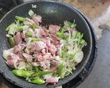 รูปขั้นตอนการทำที่ 1 ของ หมูผัดพริกหยวก