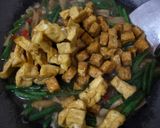 Foto langkah ke 4 dari resep Oseng Tahu Tempe Jamur Tiram Kacang Panjang.
