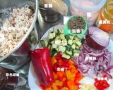 薑黃、彩蔬、肉丁、紅藜麥炒飯的食譜步驟1照片
