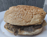 Foto del paso 10 de la receta: Sándwich de carne🥩, cebolla🧀caramelizada🌰 y queso🥯