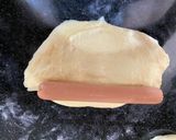 Hình bước làm 4 của món Bánh mì hoa xúc xích