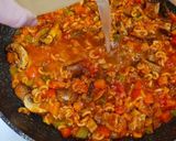 Foto del paso 5 de la receta Fideuá de verduras, champiñones y solomillo de cerdo
