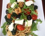 Foto del paso 4 de la receta: Espaguetis integrales con espinacas, tomates cherry y nueces