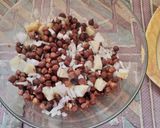 A picture of step 1 of Kaly chanay ki khati meethi chaat.