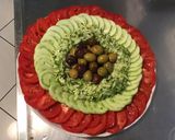 Une image de l'étape 6 de Salade composée aux tomates, concombre, courgette, olives, poivron, basilic et parmesan.