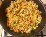 Hình bước làm 3 của món Omurice (Cơm chiên cuộn trứng)