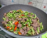 Foto langkah ke 5 dari resep Buncis tumisan daging pedas.