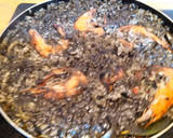 Foto del paso 5 de la receta: Arroz negro con calamares y langostinos
