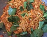 Foto langkah ke 3 dari resep Mie Goreng Pedas Manis.