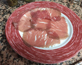 Foto del paso 3 de la receta: Carpaccio de ternera con pepinillos, alcaparras y queso parmesano