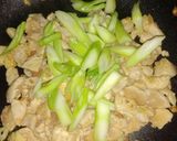 รูปขั้นตอนการทำที่ 8 ของ ราดหน้าไก่เส้นหมี่ (Thin Rice Noodles with Chicken in Thick Gravy)