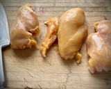Foto del paso 1 de la receta: Tiras de pollo caramelizada con noodles de batata morada