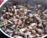 Foto del paso 2 de la receta: Chuletas de Sajonia guisadas con champiñones cremosos