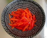 A picture of step 2 of Vietnamese summer rolls.