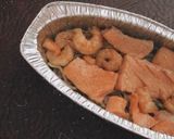 Foto langkah ke 2 dari resep Salmon and Prawn Shirataki Mentai.