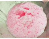 รูปขั้นตอนการทำที่ 4 ของ 🍞🍧ปังเย็นนมชมพูหอมหวาน🍭