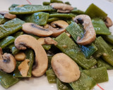 Foto del paso 6 de la receta: Salteado de judías verdes y champiñones al ajillo