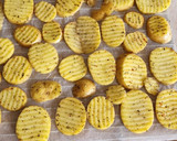 Foto del paso 3 de la receta: Patatas onduladas al horno- toque italiano